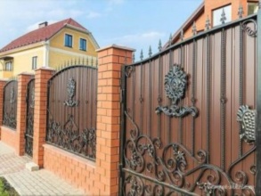 Кирпичный забор с ковкой  150 метров фото в Люберцах