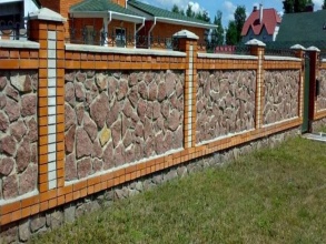Кирпичный забор с камнем 12 метров фото в Люберцах