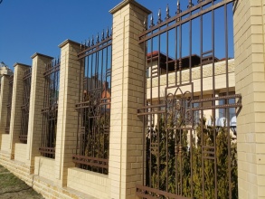 Кирпичный забор с ковкой  10 метров фото в Люберцах